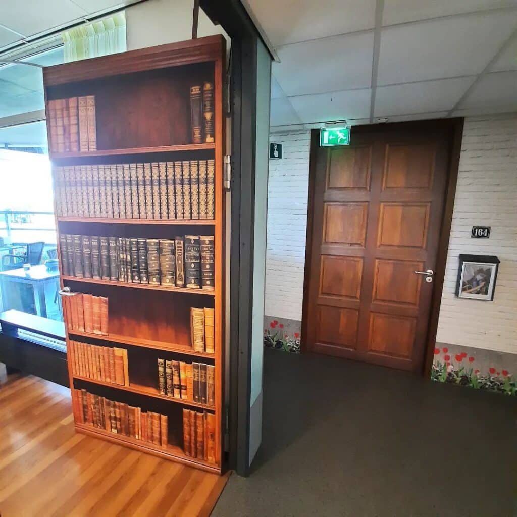 deur camouflage boekenkast