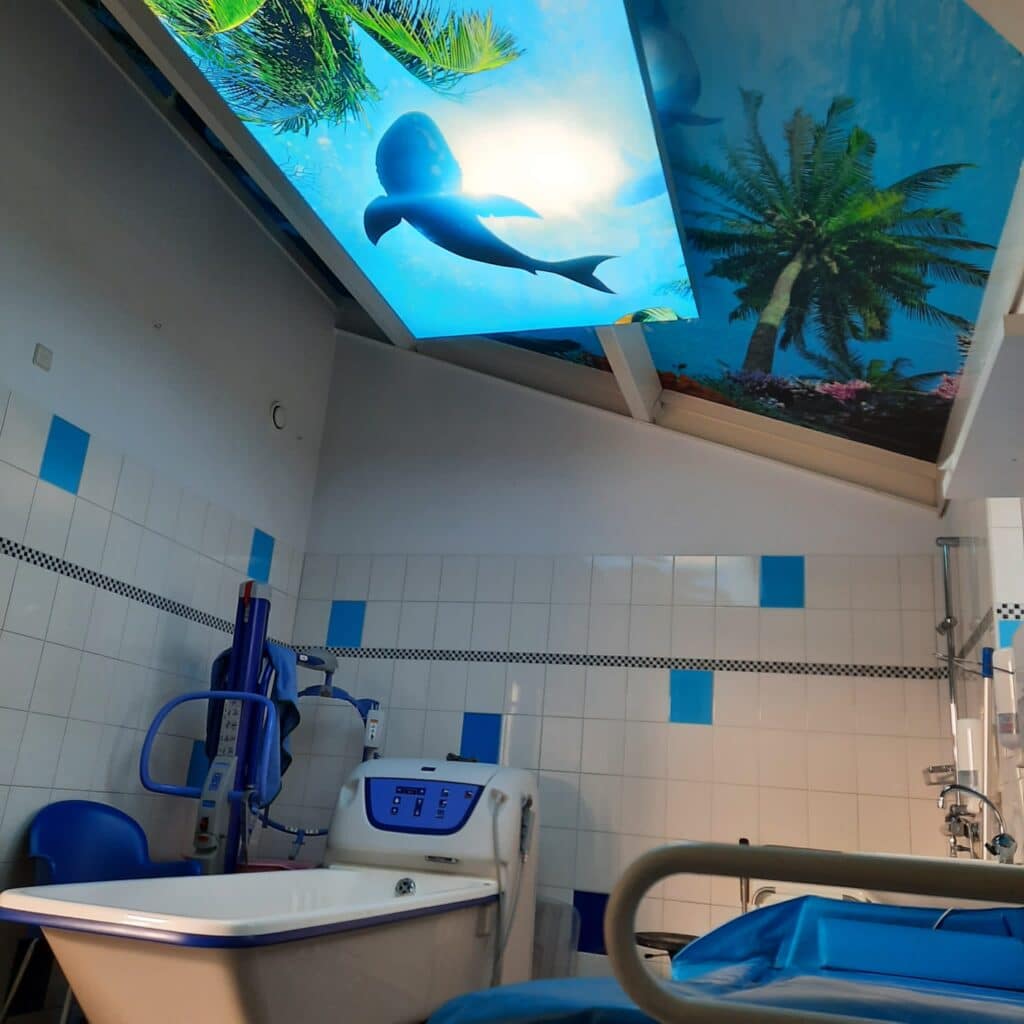 badkamer aankleding verlicht paneel met haai